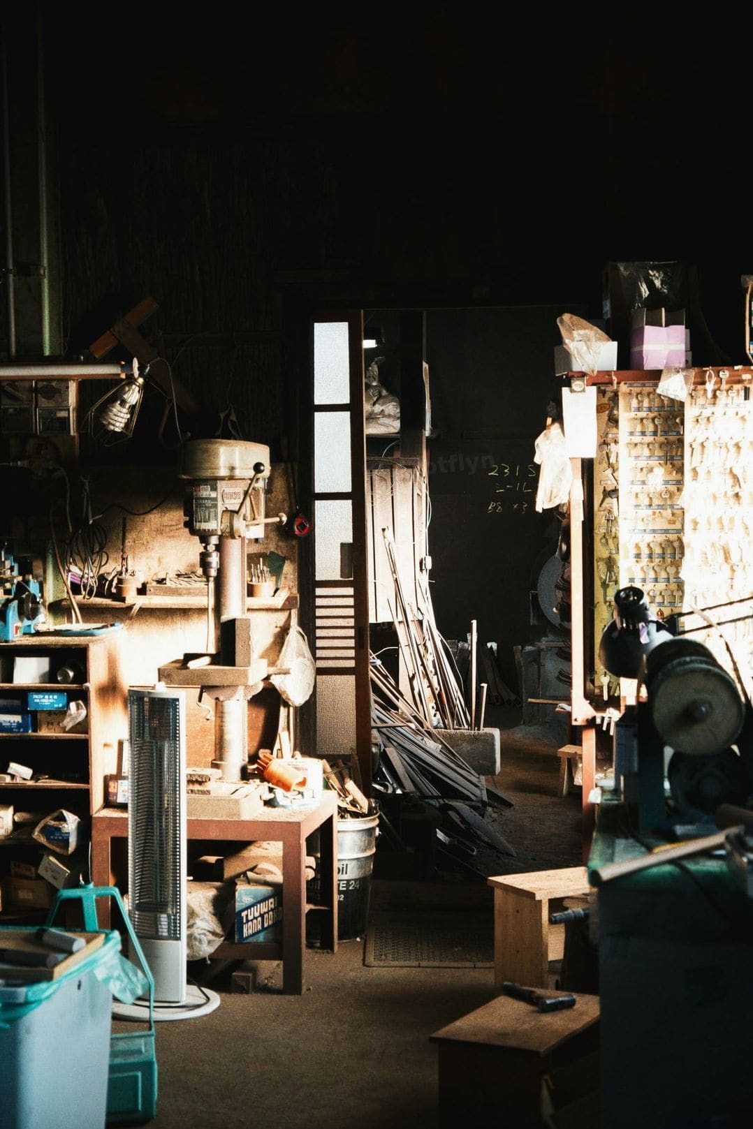 Cómo elegir madera y acabados para muebles de interior duraderos