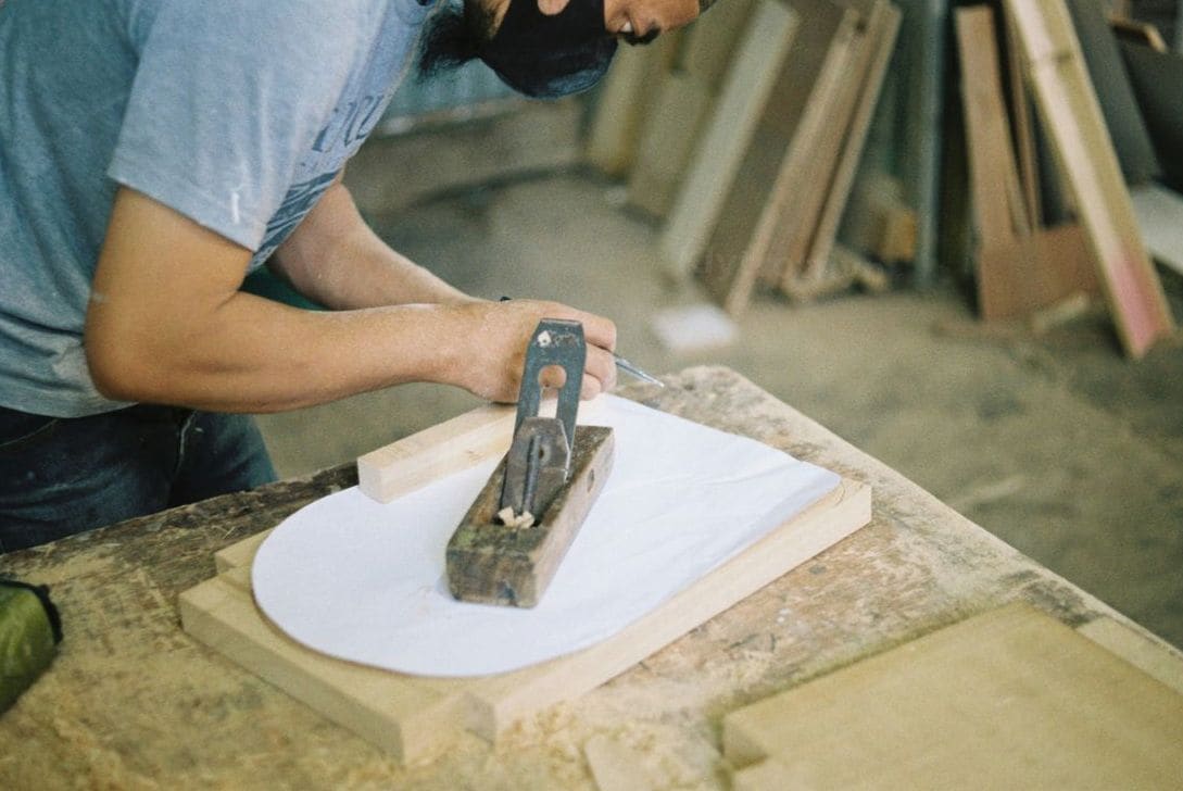 Mantenimiento básico de muebles y puertas de madera en interiores